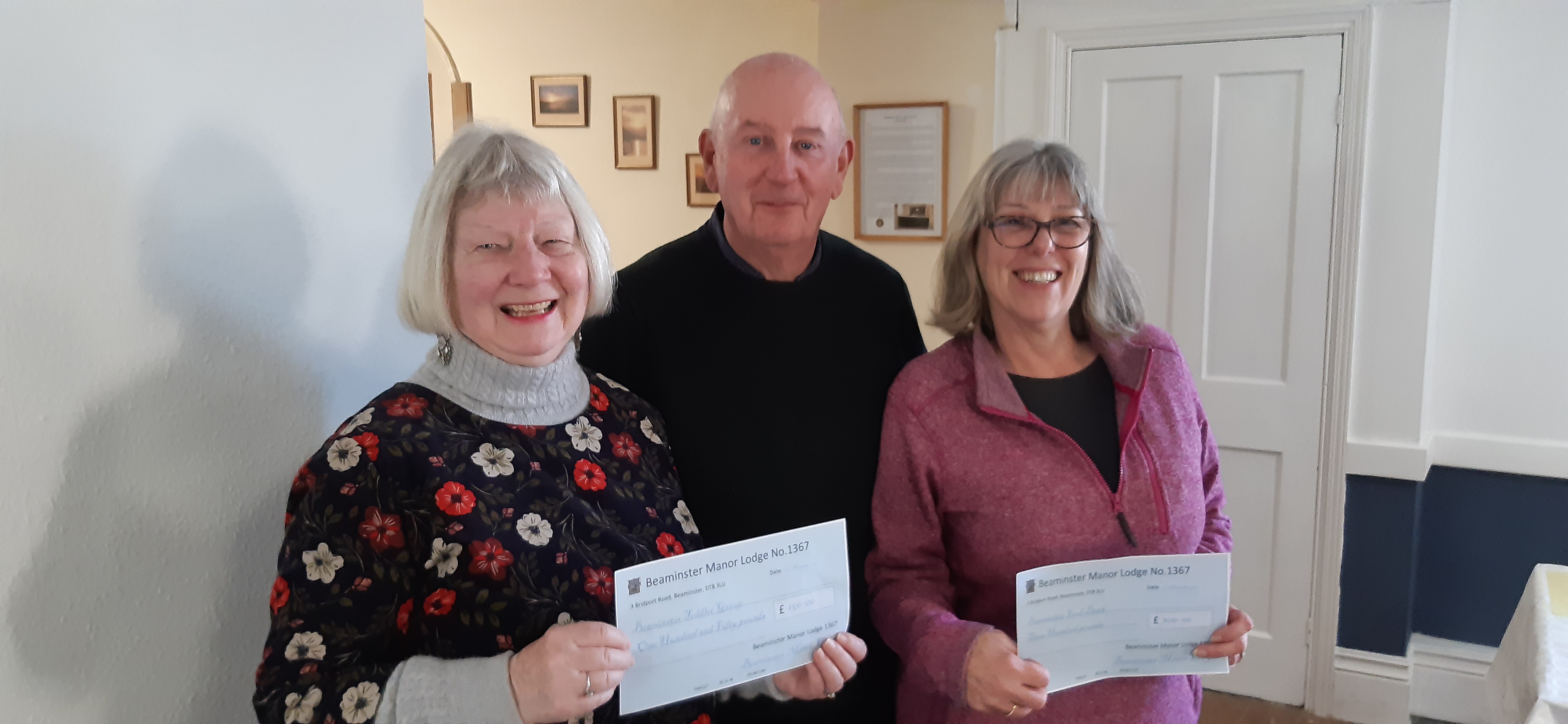 Dorset Freemason presents cheques