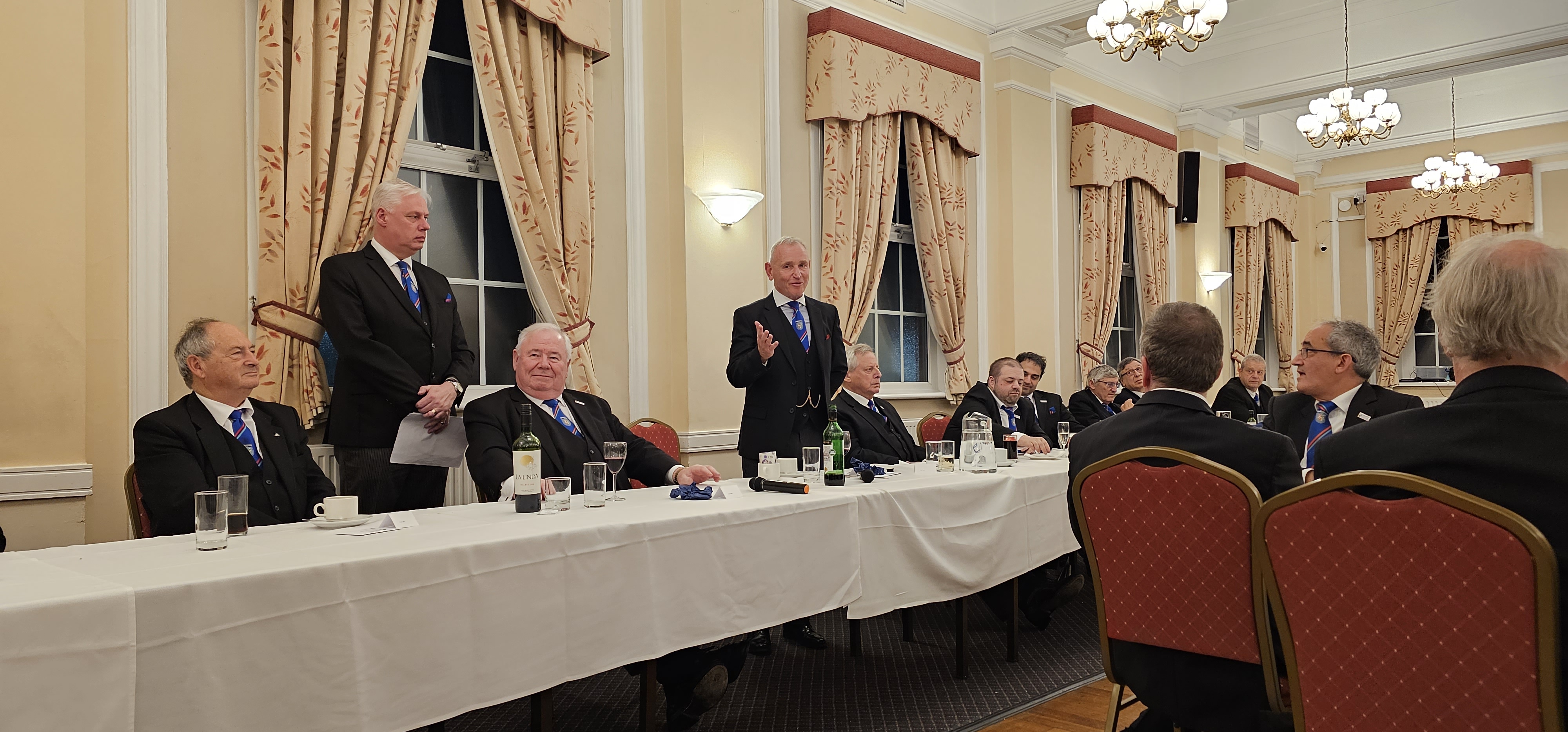 salford freemasons at dinner together