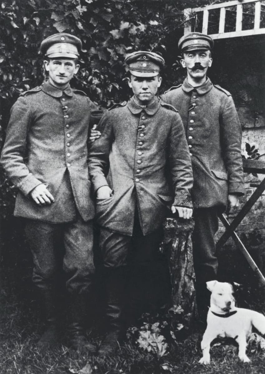 Who volunteered for the Bavarian Army at the outbreak of WWI, posing with soldiers and their dog Fuchsi, c.1914
