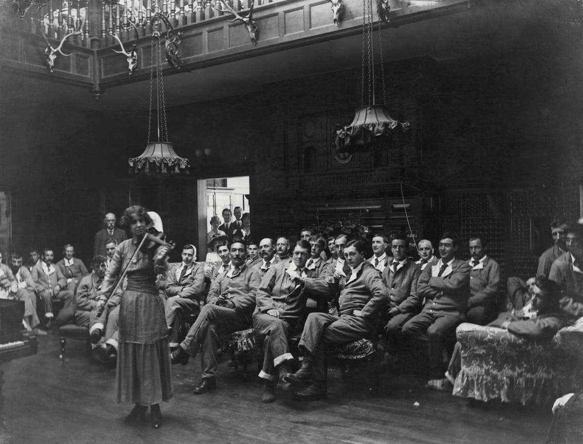 Violinist entertaining British soldiers in a hospital facility, c.1916