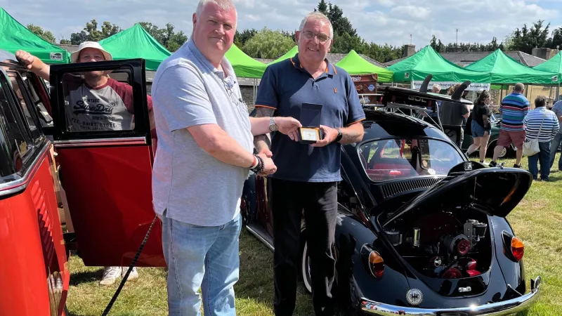 Chris Evans awards the owner of a VW Beetle car