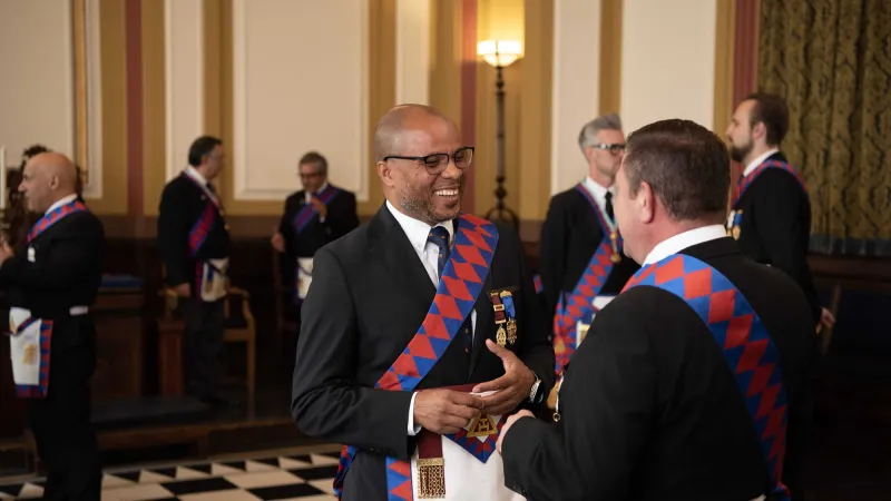 Two companions before a Chapter meeting