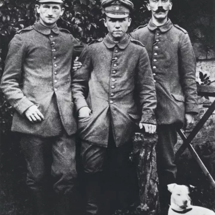 Who volunteered for the Bavarian Army at the outbreak of WWI, posing with soldiers and their dog Fuchsi, c.1914