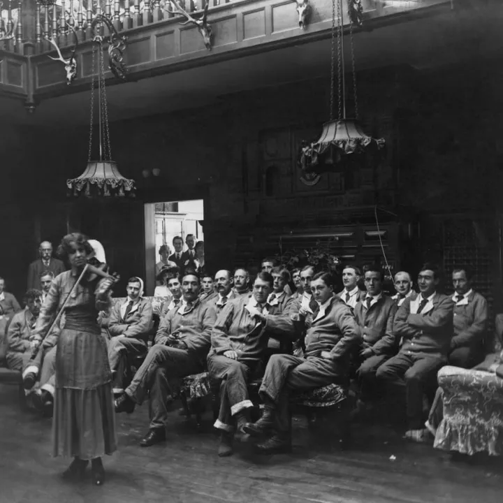 Violinist entertaining British soldiers in a hospital facility, c.1916